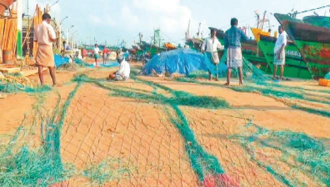 மீன்பிடி தடை காலம் எதிரொலி: மீன்பிடி பழுது நீக்கம், வலைகள் சீரமைப்பில் மீனவர்கள் மும்முரம்