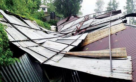 கோவையில் வெளுத்து வாங்கும் கனமழை: சூறாவளி காற்றுக்கு வீடுகளின் மேற்கூரை சேதம்