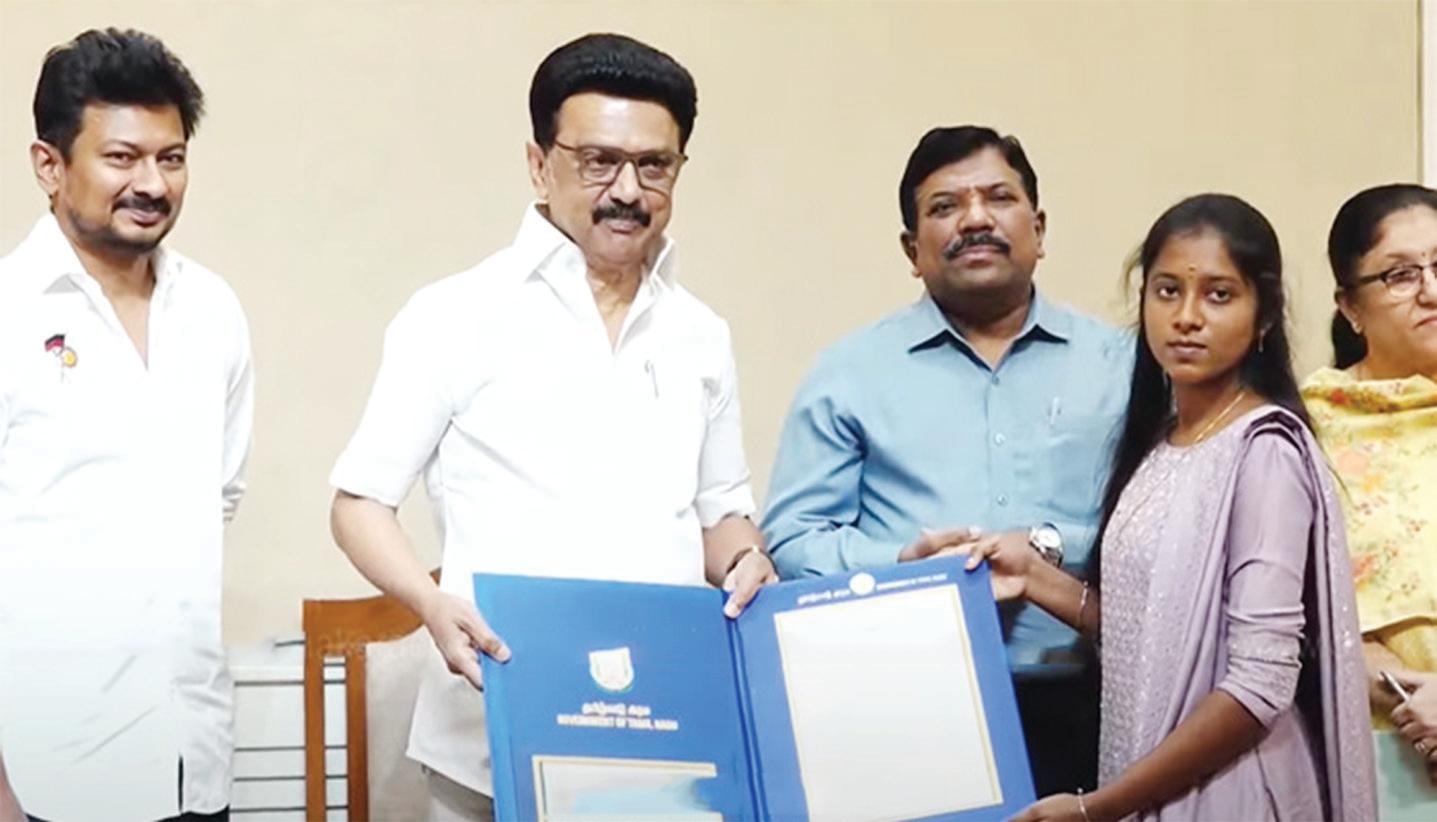 முகாம் வாழ் இலங்கைத் தமிழர் 9 மாணவ, மாணவியர்களுக்கு தலா ரூ.50 ஆயிரம் பரிசுத்தொகை