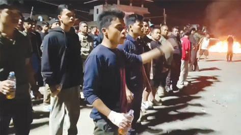 தலையில் பெட்ரோல் ஊற்றிய நூற்றுக்கணக்கான இளைஞர்கள் தீக்குளிப்பதாக மிரட்டல்