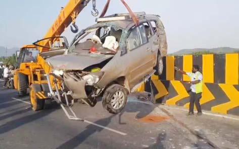 வாழப்பாடி அருகே பாலத்தின் மீது கார் மோதி விபத்து