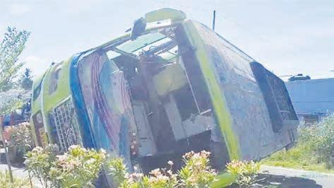 சுற்றுலா வேன் கவிழ்ந்ததில் 6 பேர் காயம்