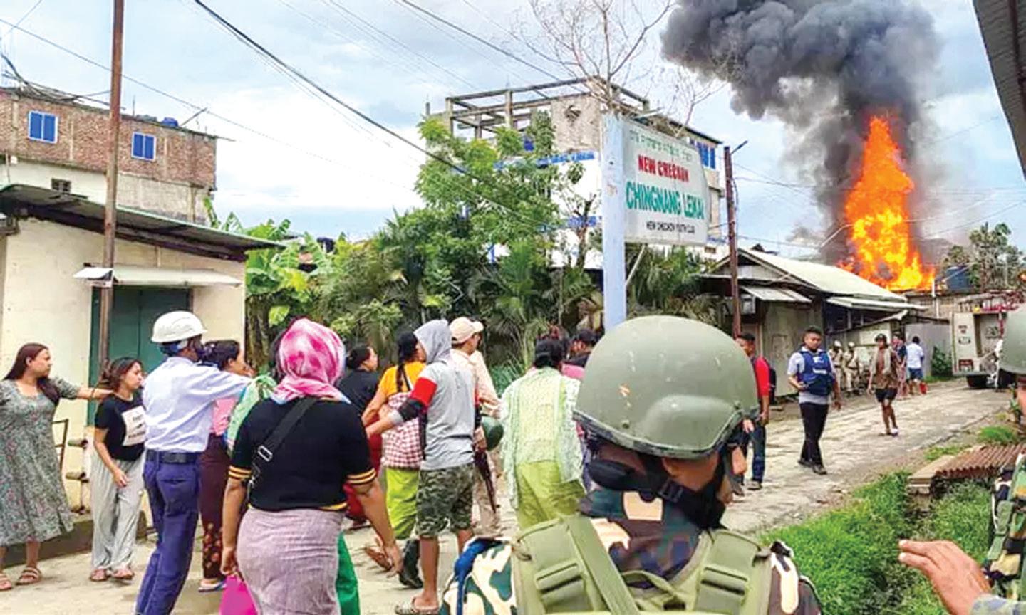 மணிப்பூரில் தடையை மீறி போராட்டம் உதவி கலெக்டர் அலுவலகத்துக்கு தீவைப்பு