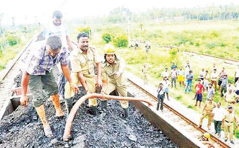 தூத்துக்குடியில் இருந்து நிலக்கரி ஏற்றி சென்ற சரக்கு ரெயிலில் பயங்கர தீ
