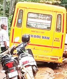 கூட்டு குடிநீர் திட்டத்திற்கு குழாய் அமைக்க தோண்டிய சாலை குண்டும், குழியுமாக சேதம்