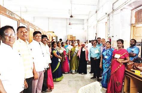 அரசு ஆஸ்பத்திரியில் கோரிக்கை அட்டை அணிந்து பணியாற்றிய மருந்தாளுநர்கள்