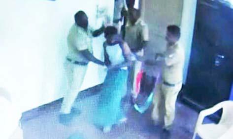 காவல் நிலையத்தில் விசாரணை கைதியை தாக்கிய போலீசார்