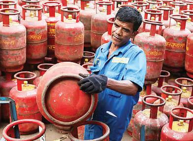 வீட்டு உபயோக சிலிண்டர் விலை 29 ரூபாய் உயர்வு: அத்தியாவசிய பொருட்கள் விலை உயரும்