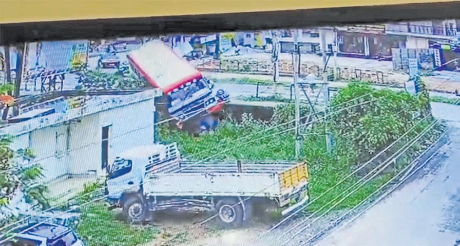 விபத்துக்குள்ளான அரசு பேருந்து