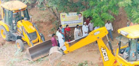குடகனாறு ஆற்றில் கழிவுநீர் தேங்கி நிற்பதை தூர்வாரும் பணி