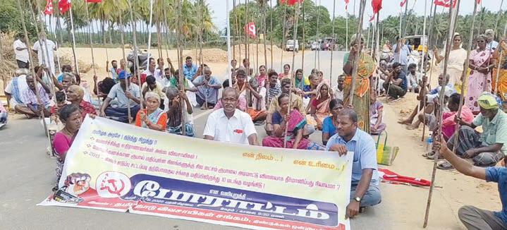 சாலை அமைக்க கையகப்படுத்தப்பட்ட விவசாய நிலத்திற்கு உரிய இழப்பீடு வழங்க கோரி மறியல் போராட்டம்