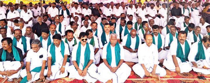 கிருஷ்ணகிரியில் மா விவசாயிகளுக்கு ஆதரவாக கே.பி.முனுசாமி தலைமையில் அ.தி.மு.க.வினர் உண்ணாவிரதம்