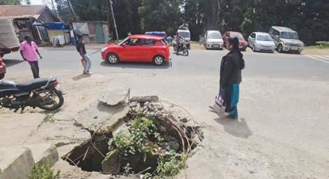 கொடைக்கானல் சாலையோரங்களில் குழி விழுந்து அபாயம்