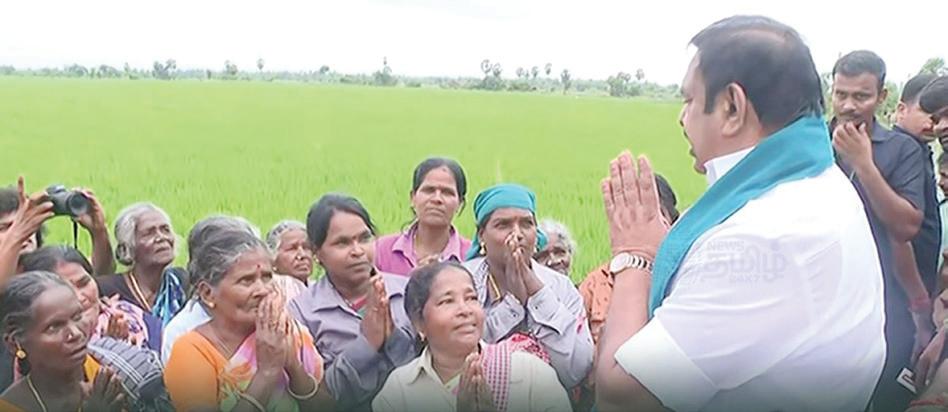 மயிலாடு துறையில் இருந்து திருவாரூர் சென்ற போது வயலில் வேலை செய்த பெண்களிடம் குறைகளை கேட்டார், எடப்பாடி பழனிசாமி