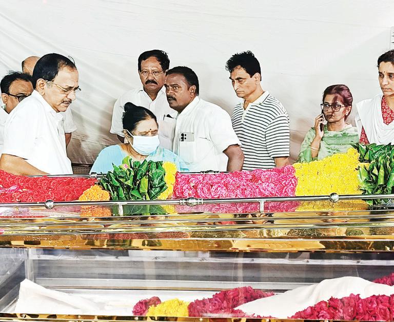 மறைந்த கலைஞர் கருணாநிதியின் மூத்த மகன் மு.க.முத்துவின் உடல் தகனம்