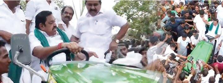 கந்தர்வ கோட்டையில் டிராக்டர் ஓட்டிய எடப்பாடி பழனிசாமி