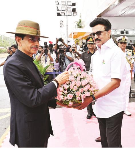 சென்னையில் முதல் அமைச்சர் மு.க. ஸ்டாலின் முன்னிலையில் ஆளுனர் ஆர்.என். ரவி கொடியை பறக்க விட்டார்