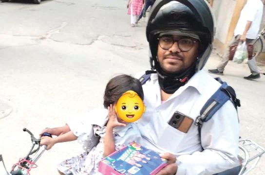 2 வயது மகளுடன் உணவு டெலிவரி செய்யும் தந்தை