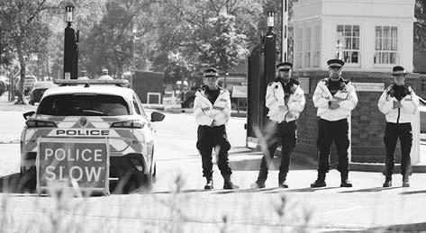 இங்கிலாந்து ராணுவ தளத்தில் ஏற்பட்ட தீ விபத்தில் 3 பேர் பலி