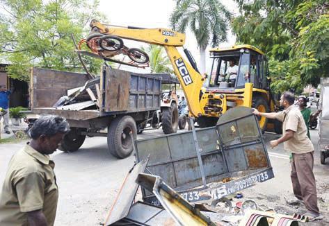பர்கூர் மலைப்பாதையில் 10 இடங்களில் ஏற்பட்ட மண் சரிவை சீரமைக்கும் பணி தீவிரம்