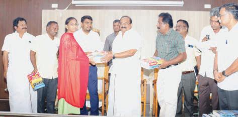 போட்டித் தேர்வு பயிற்சி மையத்தில் மாணவ-மாணவிகளுக்கு ரூ.2.00 லட்சம் மதிப்பிலான புத்தகங்கள்: அமைச்சர் சக்கரபாணி வழங்கினார்