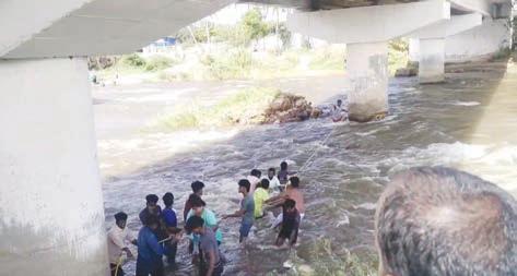 குச்சனூர் முல்லை பெரியாற்றின் குளிக்கும் போது தண்ணீரில் அடித்துச் சென்று பாலத்தின் அடியில்தப்பித்து நின்ற பெண்