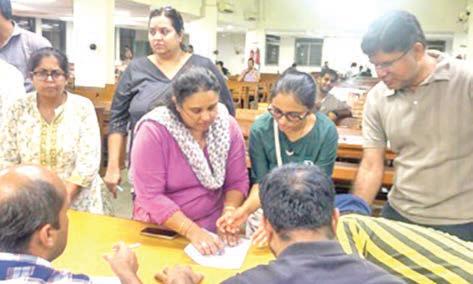 உடல்களை அடையாளம் காண டி. என். ஏ பரிசோதனை விடிய விடிய காத்திருந்து ரத்த மாதிரிகளை 200 குடும்பத்தினர் அளித்தனர்