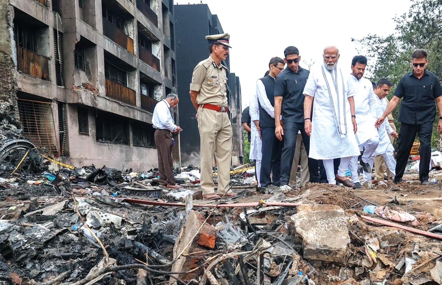 அகமதாபாத் விமான விபத்து நடந்த இடத்தில் பிரதமர் மோடி ஆய்வு