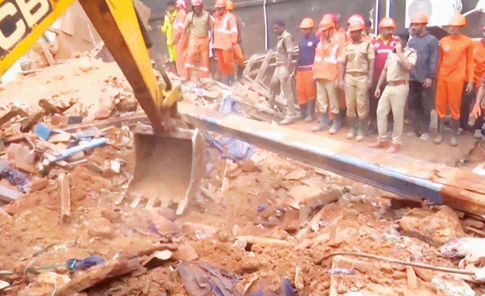 கேரளாவில் கனமழையால் பழமையான கட்டிடம் இடிந்து 3 பேர் பலி