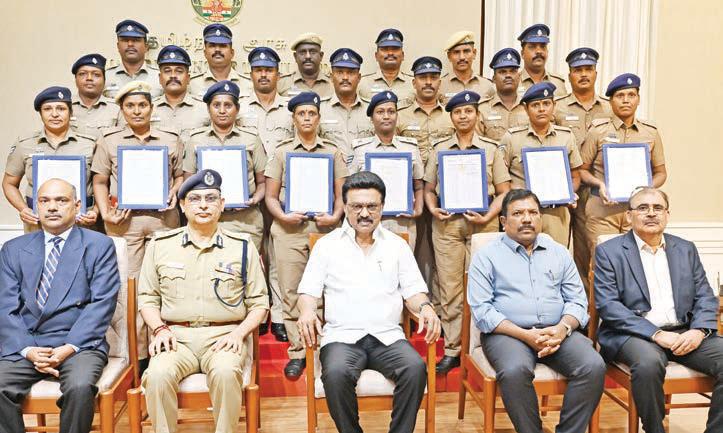 21 முதல்நிலை காவலர்களுக்கு தலைமை காவலர் பதவி நிலை உயர்வுக்கான ஆணைகளை தமிழ்நாடு முதலமைச்சர் மு.க. ஸ்டாலின் வழங்கினார்