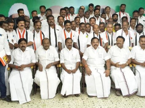 ஓபிஎஸ் ஆதரவாளரான மாநிலங்களவை எம்.பி. தர்மர் அதிமுகவில் இணைந்தார்