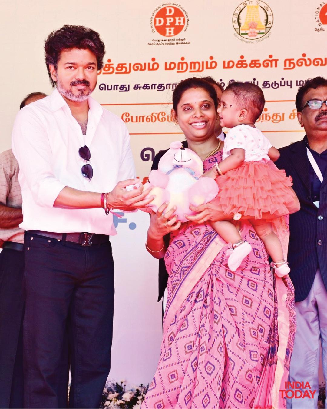 குழந்தைகளுக்கு பொம்மைகளை வழங்கி மகிழ்ச்சியூட்டினார்