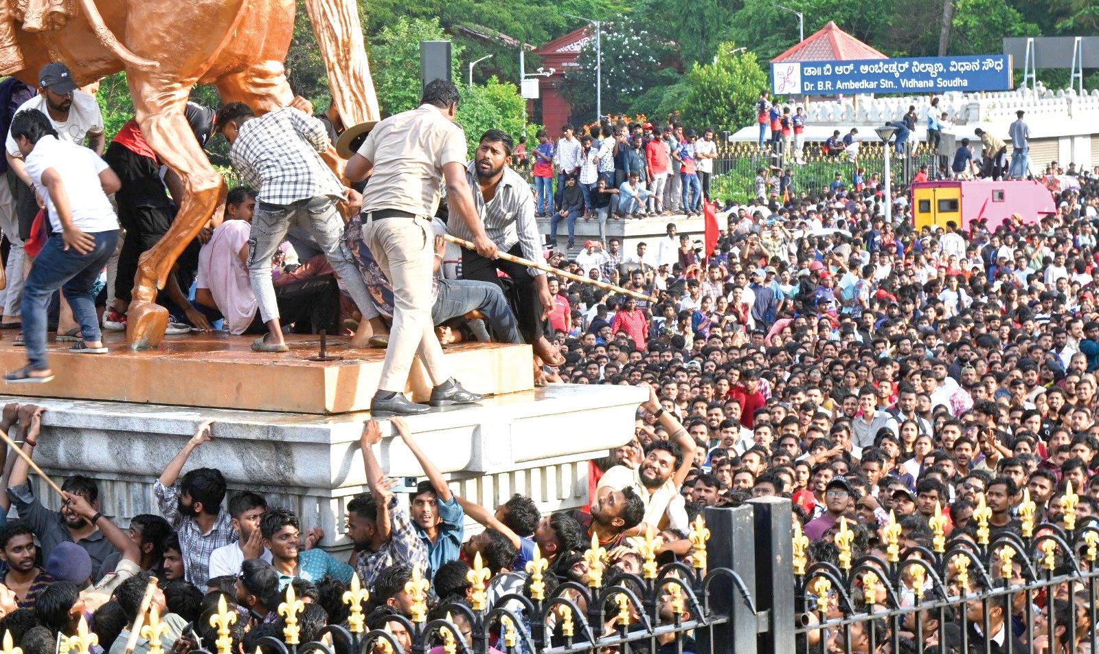 ஒரே நேரத்தில் ஆயிரக்கணக்கானவர்கள் முண்டியடித்துச்சென்றதால் பரிதாபம்
