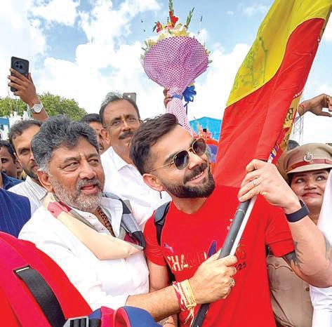 பெங்களூரில் விமானத்தில் இருந்து இறங்கிய ஆர்சிபி வீரர்கள்