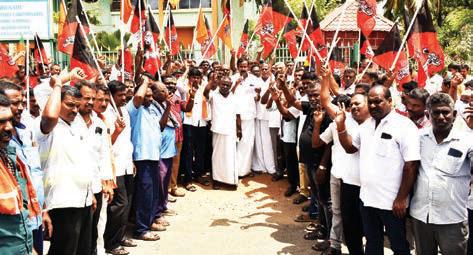 மதுரை சம்பவத்தை கண்டித்து ஈரோடு போக்குவரத்து பணிமனை முன்பு அண்ணா தொழிற்சங்கத்தினர் ஆர்ப்பாட்டம்