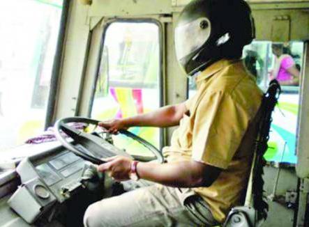 ஹெல்மெட் அணிந்தபடி அரசு பேருந்தை இயக்கிய ஓட்டுநர்