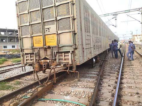 அரக்கோணத்தில் சரக்கு ரெயில் தடம் புரண்டு விபத்து
