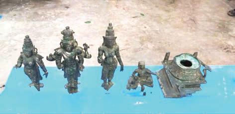 மோட்டார் சைக்கிளில் கடத்தி வந்த சாமி சிலைகளை போலீசார் பறிமுதல் செய்தனர்