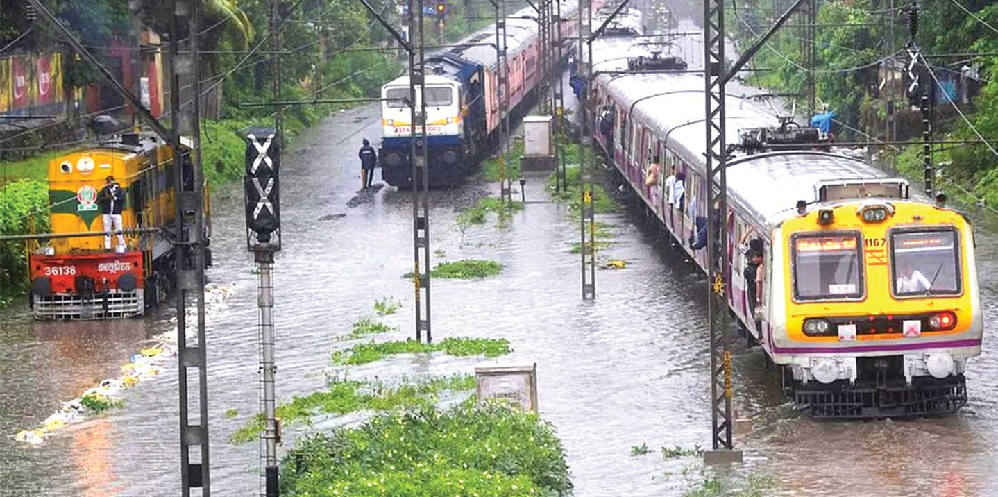 மும்பையில்: கனமழையால் ரெயில் சேவை கடுமையாக பாதிப்பு