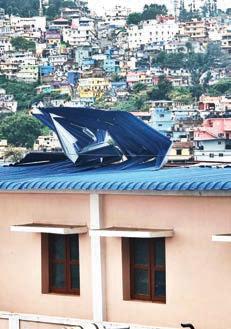 கொடைக்கானலில் பலத்த காற்றில் மாணவிகள் விடுதி மேற்கூரை தகரம் பெயர்ந்து விழுந்து வாகனங்கள் சேதம்