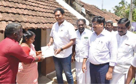 நியாய விலைக்கடையில் பொதுமக்களிடம் மாவட்ட ஆட்சியர் குறைகளை கேட்டார்