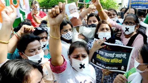 டெல்லி: 9 வயது சிறுமி பலாத்காரம், கொலை: நீதி வேண்டி மக்கள் நள்ளிரவில் போராட்டம்