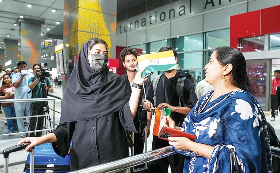 இந்தியர்கள் வெளியேறுவதற்காக வான்வெளி தடையை நீக்கியது ஈரான்