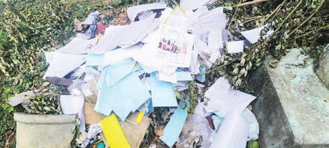 குப்பையில் கிடந்த பிரதம மந்திரியின் வீடு கட்டும் திட்ட விண்ணப்பங்கள்