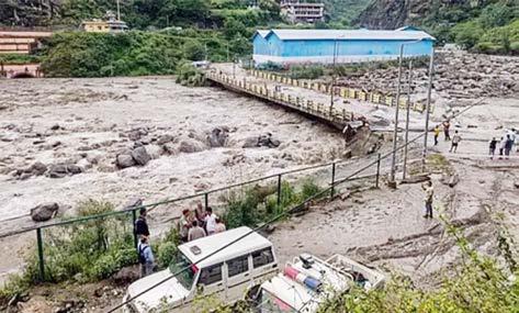 இமாச்சல பிரதேசத்தில் வெள்ளம், சகதியில் மூழ்கிய வங்கி