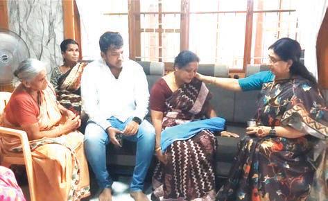 அவிநாசி இளம்பெண்ணின் பெற்றோரை நேரில் சந்தித்து நடிகை அம்பிகா ஆறுதல்