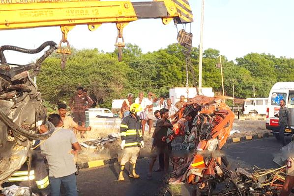 அருப்புக்கோட்டை அருகே லாரிகள் நேருக்கு நேர் மோதி விபத்து - 3 பேர் உயிரிழப்பு