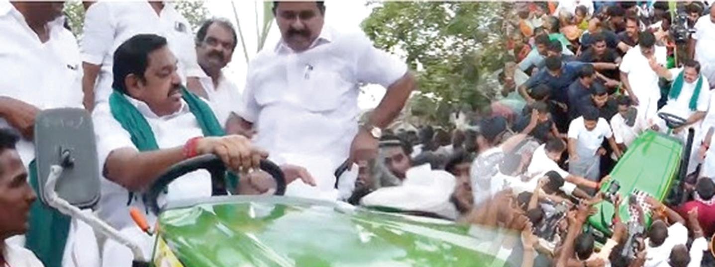 கந்தர்வ கோட்டையில் டிராக்டர் ஓட்டிய எடப்பாடி பழனிசாமி