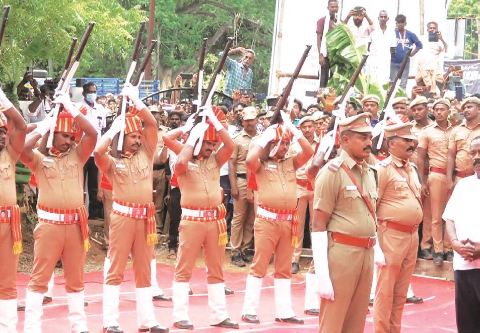 சொந்த கிராமத்தில் பாரதிராஜா உடல் அடக்கம் : போலீஸ் மரியாதையுடன் நடந்தது