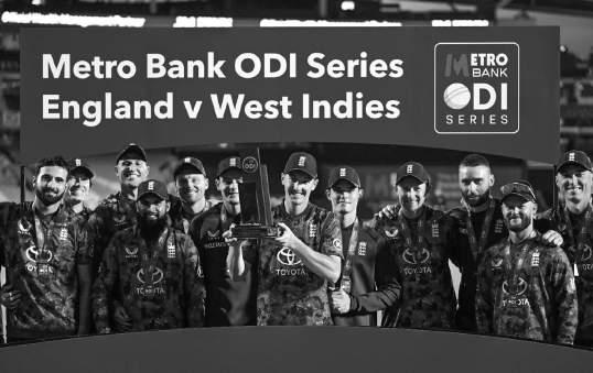 Duckett, Smith power England to comfortable win